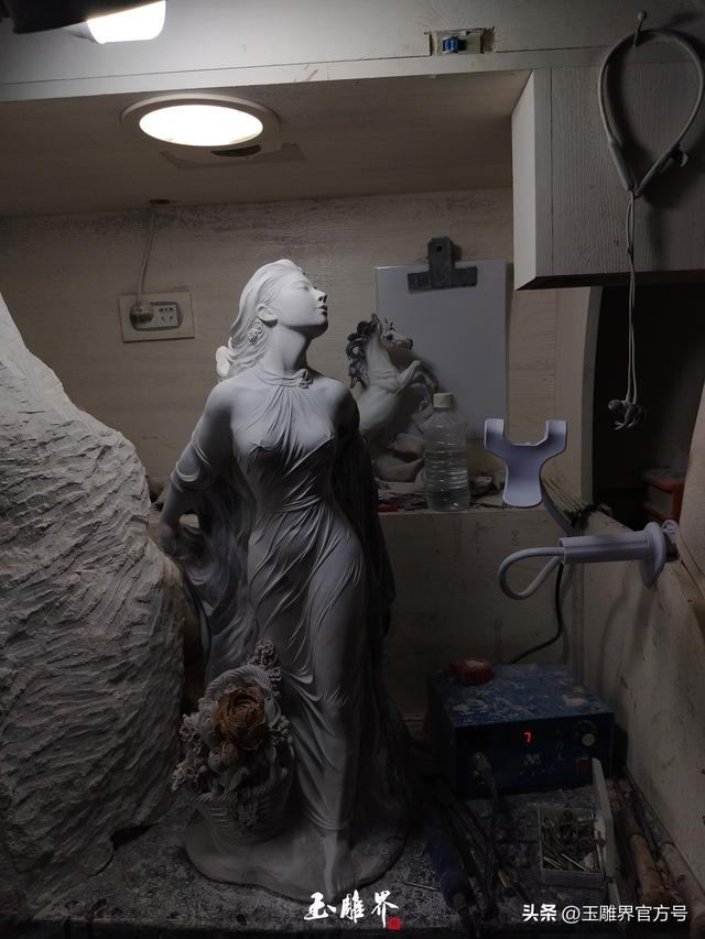 疯传!洪水冲出青田石,细腻雕刻美女薄纱,那花更是逆天