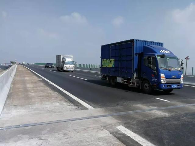 车主用千斤顶做警示牌致多车连撞?真相来了