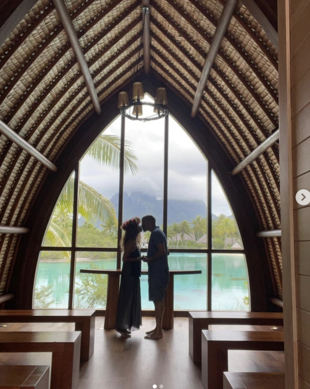 好莱坞女星哈莉·贝瑞穿连体泳装海滩散步,有帅哥陪伴开心到飞起