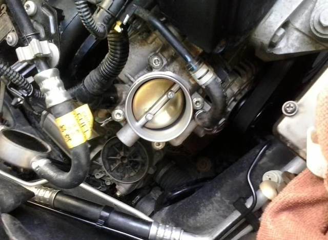 发动机怠速不稳，这种情况是否正常？产生上述现象的原因是什么？