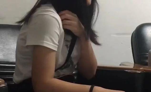 17岁女孩被室友扒衣围殴50分钟,打人者:我家有钱打死你怎么样?