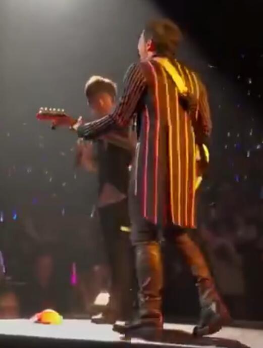 严肃讨论,五月天一共在演唱会上捡到过多少件内衣