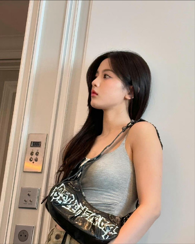 锦鲤附体杨超越,竟有性感美腿和沙漏身材