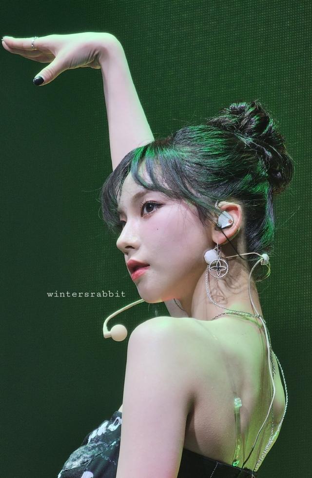 女明星小肚子明显,腹部脂肪清晰可见,网友:她仍然会受欢迎