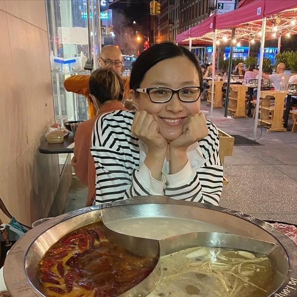 陈法拉现身街边吃火锅，素颜出镜化身四眼妹，网友大赞清纯够朴实