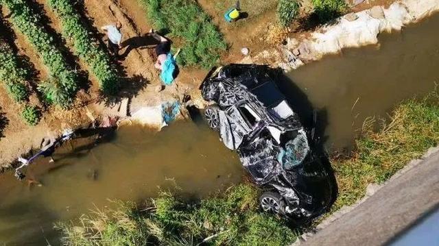 车主用千斤顶做警示牌致多车连撞?真相来了