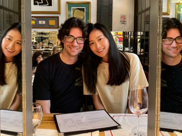 陈法拉现身街边吃火锅，素颜出镜化身四眼妹，网友大赞清纯够朴实