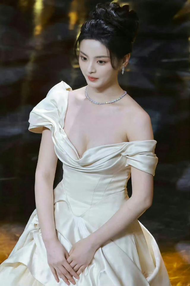 锦鲤附体杨超越,竟有性感美腿和沙漏身材