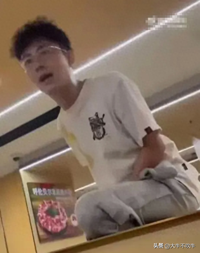 神似武松打虎!女网红火锅店暴揍“香港大律师”,网友:女中豪杰