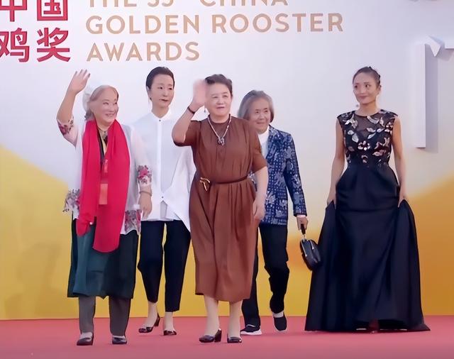 美胸美腿美背,金鸡奖女星疯狂抢镜,影后却是低调的奚美娟