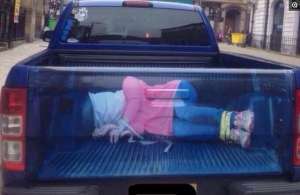 国外汽车贴纸(盘点在国外，皮卡的后车厢贴上了3D贴纸，栩栩如生，很逼真)