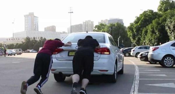 汽车电池没电?正确的做法不是叫救援,这种办法省时省力