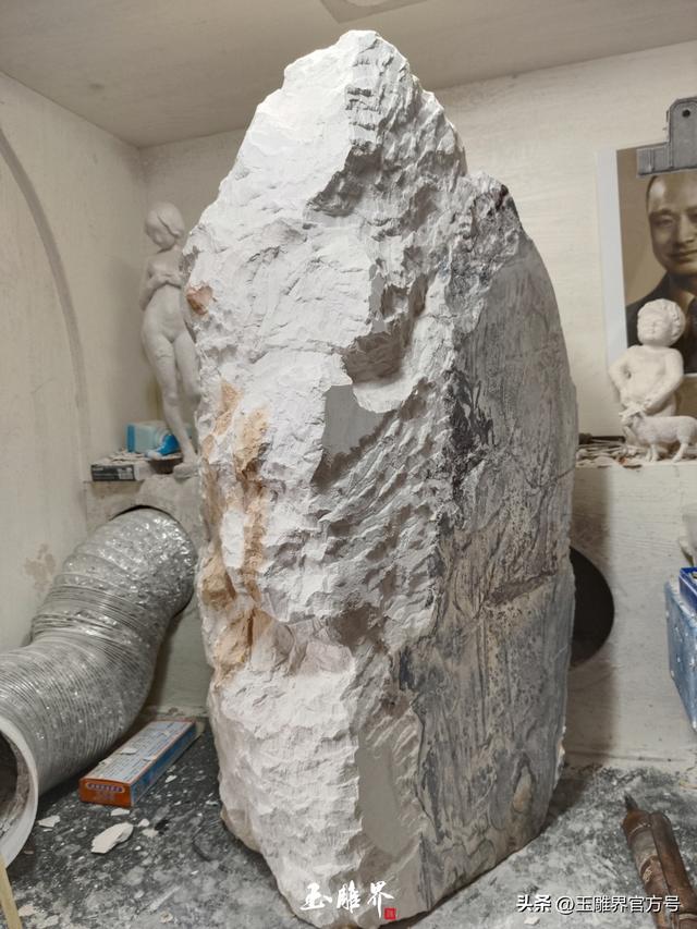 疯传!洪水冲出青田石,细腻雕刻美女薄纱,那花更是逆天