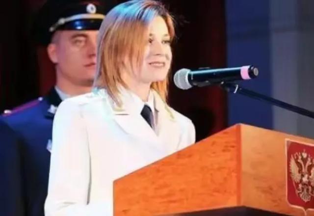 乌克兰美女检察官娜塔莉亚:因高颜值红遍全球,被普京钦点为少将