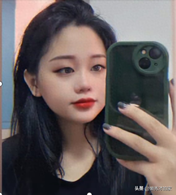 女子被小男孩夸奖像卡片上的美女,女子一看脸色骤变,尴尬无比