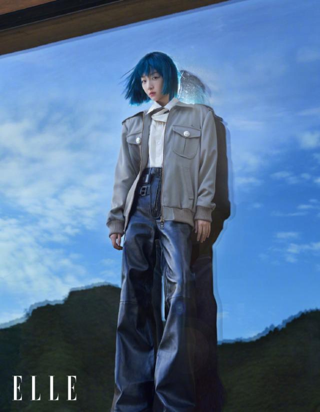 周冬雨最新封面大片,不穿上衣造型超惊艳,排骨胸纸片腰抢镜