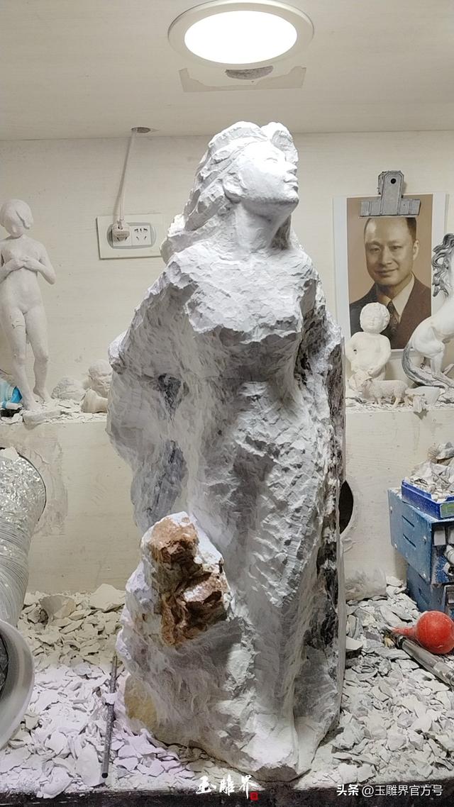 疯传!洪水冲出青田石,细腻雕刻美女薄纱,那花更是逆天