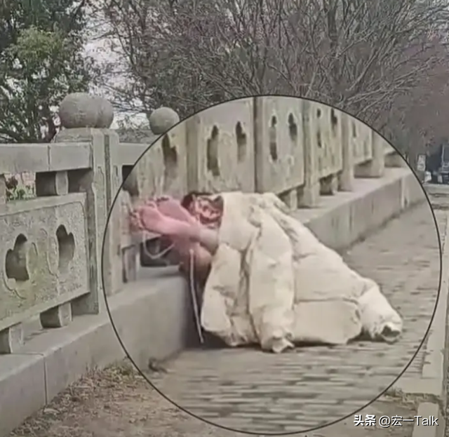 苏州一女子赤身裸体被绑桥上、痛苦呻吟,警方介入,知情人曝内情