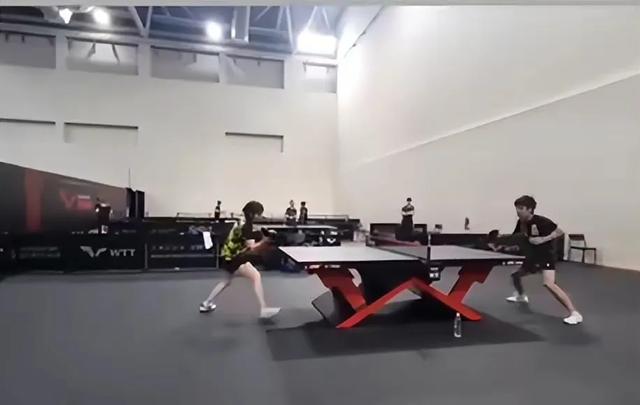 德国名女踹挡板遭禁赛！吃球拍，听妈妈话跟老公回家，借美女潇洒