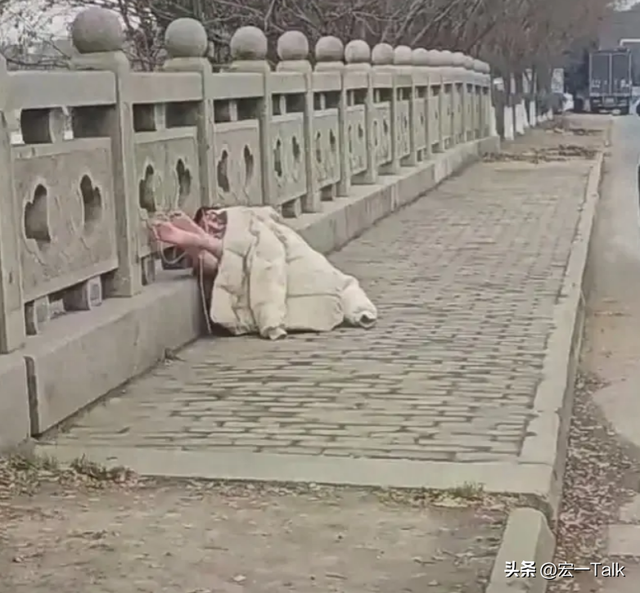 苏州一女子赤身裸体被绑桥上、痛苦呻吟,警方介入,知情人曝内情