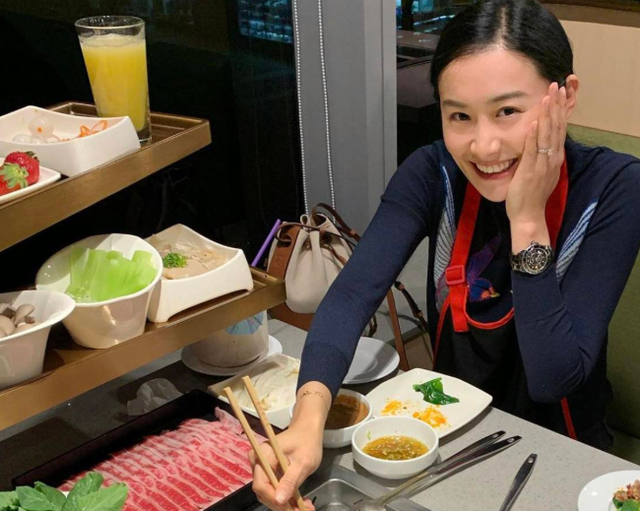 陈法拉现身街边吃火锅，素颜出镜化身四眼妹，网友大赞清纯够朴实