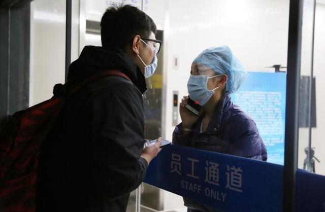 95后女护士跟男友隔着玻璃的一吻,是爱情最美好的样子