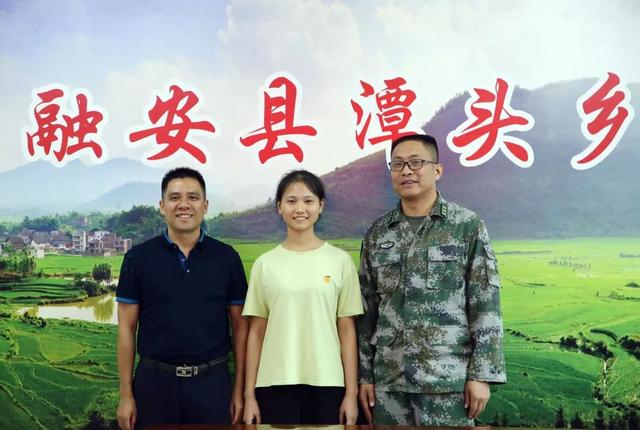 【征兵】融安两名美女新兵开始政审,大家认识吗?