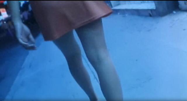 短裙美女好奇查看婴儿车却被残忍断肢,尺寸有点大《赤足惊魂》