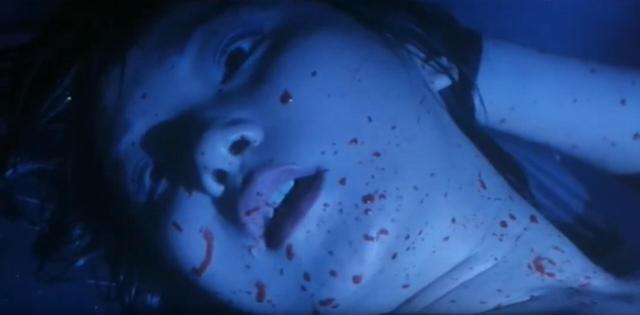 短裙美女好奇查看婴儿车却被残忍断肢,尺寸有点大《赤足惊魂》