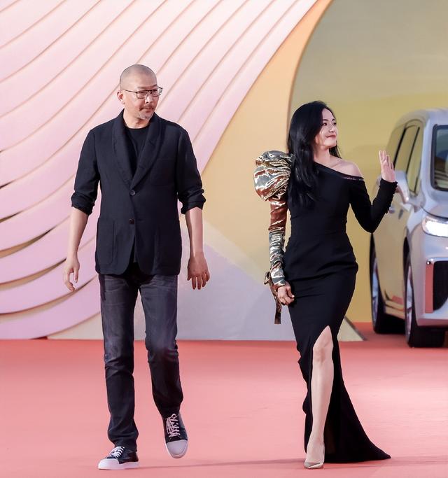 美胸美腿美背,金鸡奖女星疯狂抢镜,影后却是低调的奚美娟