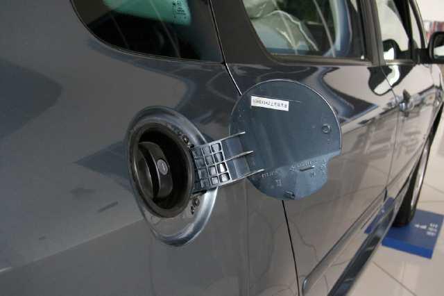 汽车油箱分左右，到底有什么区别？