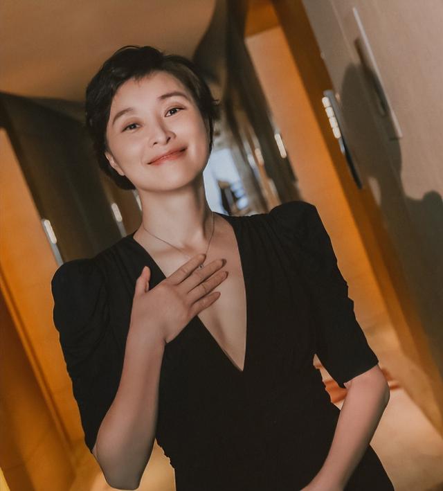 美胸美腿美背,金鸡奖女星疯狂抢镜,影后却是低调的奚美娟