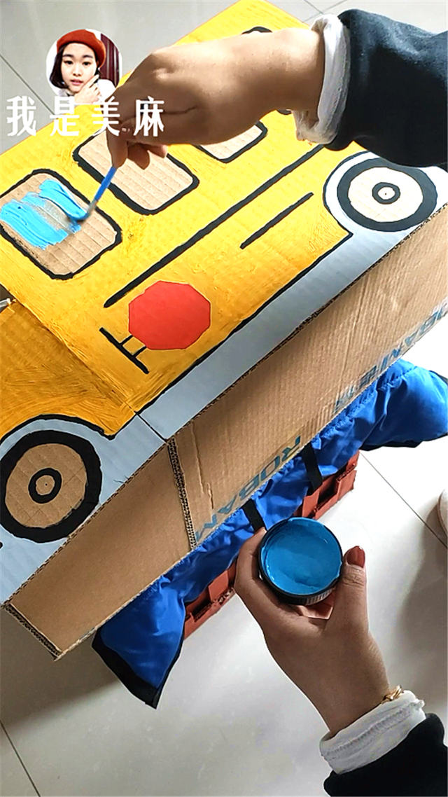 纸箱还能这样玩，爸爸做了一辆幼儿园校车，做法超简单，一看就会