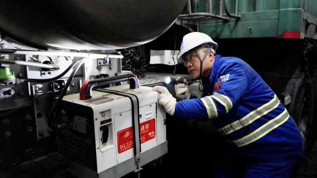 新春走基层丨轮渡上的“汽车保姆”