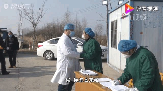 95后女护士跟男友隔着玻璃的一吻,是爱情最美好的样子