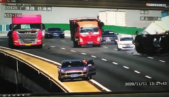 车主用千斤顶做警示牌致多车连撞?真相来了