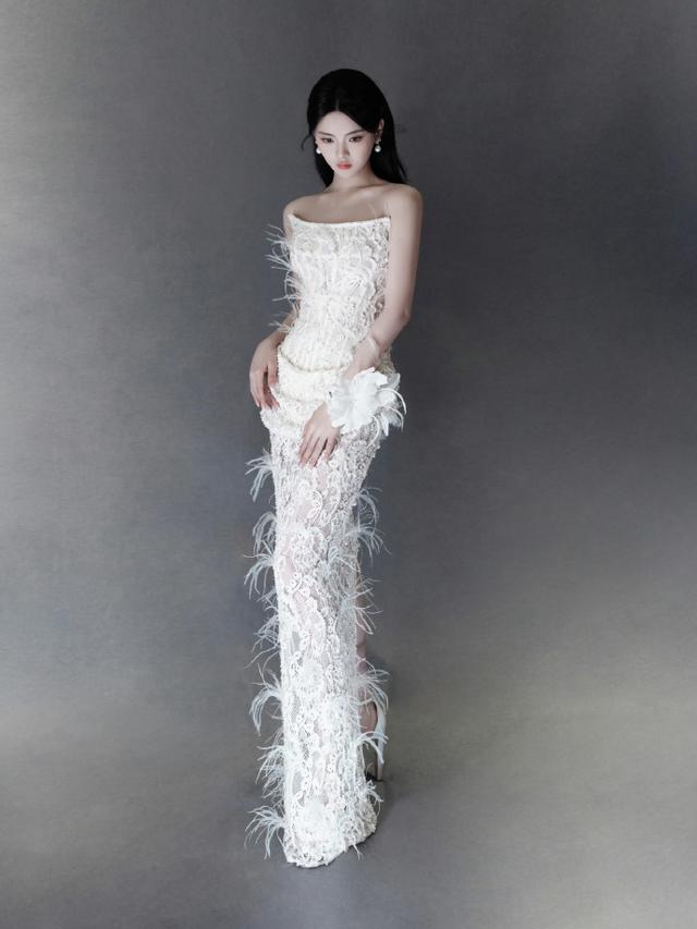 锦鲤附体杨超越,竟有性感美腿和沙漏身材