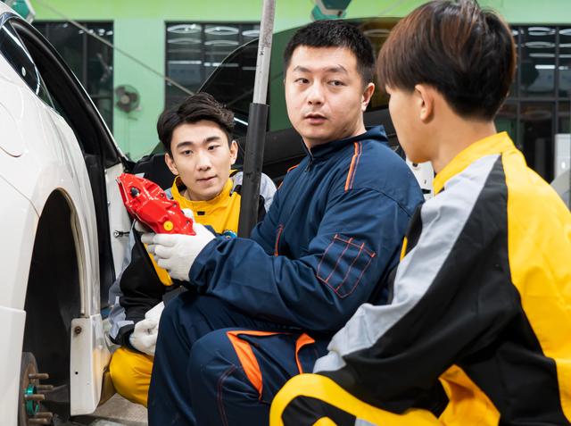 中高考季选专业阶段来了，汽车改装行业前景怎么样，是否值得学？