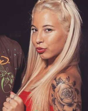 我看男人给美女射精(阿根廷美女当街被射成马蜂窝，曾是当地大毒枭的女友)