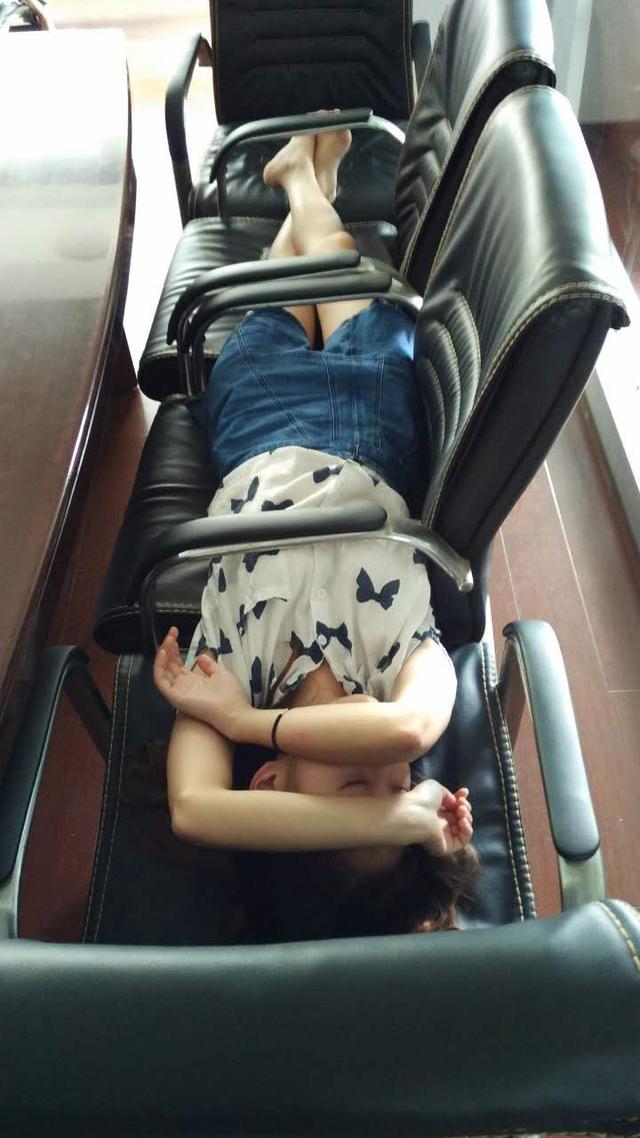 美女,我想知道你是怎么躺进去的