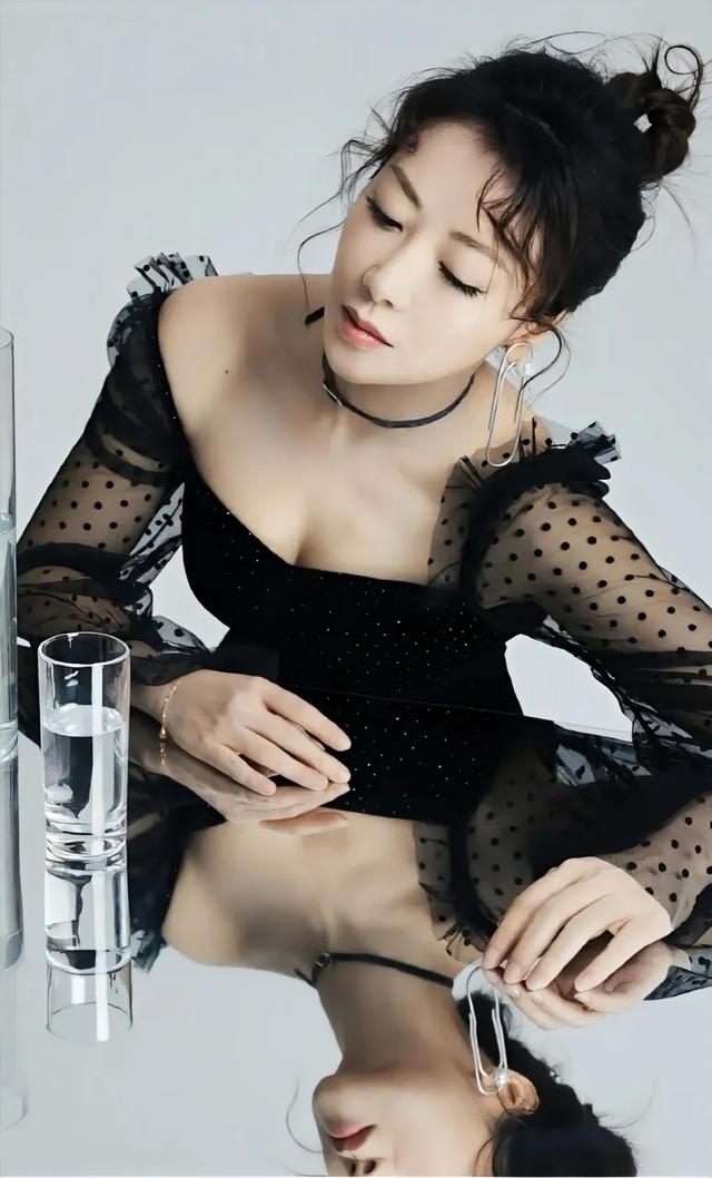 美女演员陈紫函性感写真!丰乳肥臀魔鬼身材太火辣了