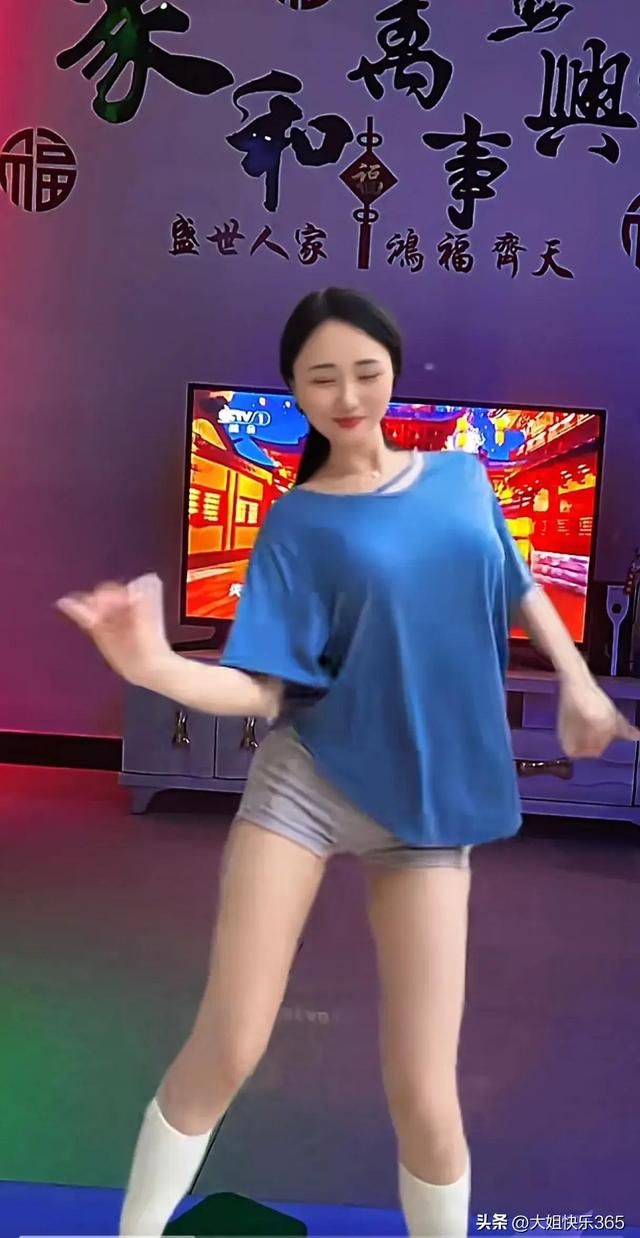 火爆抖音的摇太阳舞蹈,美女的身材也太美了