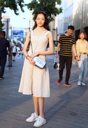 街拍:第二位美女“前凸后翘”,穿着紧身裙,完美的身材外露