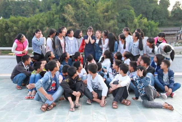 90后硬核美女学霸,山里“蹲”4年教5万多孩子写诗…