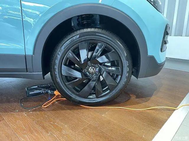 途岳新锐:熏黑进气格栅+熏黑轮圈 年轻人买车别只看HR-V、锋兰达