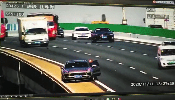 车主用千斤顶做警示牌致多车连撞?真相来了