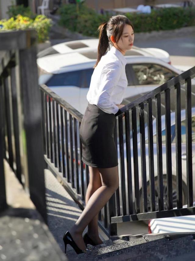 美女秘书极品身材高跟鞋黑丝职业装穿搭