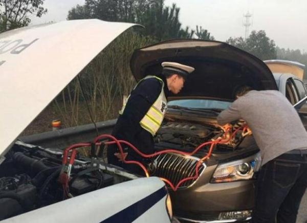 汽车电池没电?正确的做法不是叫救援,这种办法省时省力