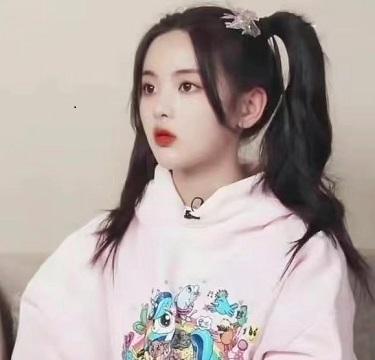 细节见人品,一微胖女孩晒写真照遭网友群嘲,杨超越评论区这样回复不要太暖