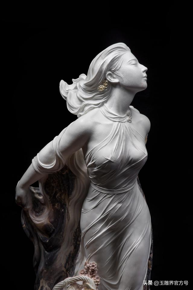 疯传!洪水冲出青田石,细腻雕刻美女薄纱,那花更是逆天